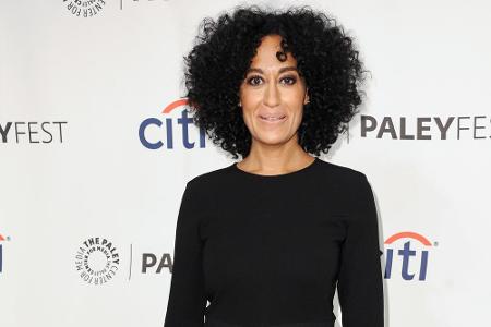 Tracee Ellis Ross zeigt sich in Beverly Hills ganz in Schwarz Tracee Ellis Ross zeigt sich in Beverly Hills ganz in Schwarz