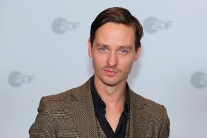 Tom Schilling: Erster Kuss im Ferienlager - mit der Erzieherin