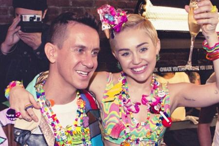Miley Cyrus nach der Fashionshow von Jeremy Scott (li.) - mit Loom Bandz am rechten Handgelenk Miley Cyrus nach der Fashionshow von Jeremy Scott (li.) - mit Loom Bandz am rechten Handgelenk