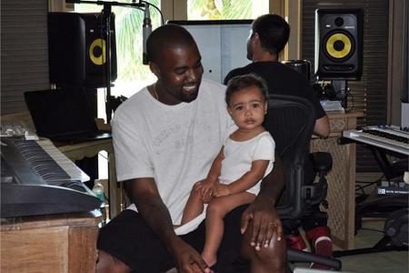 Kanye West mit Töchterchen North im Studio Kanye West mit Töchterchen North im Studio