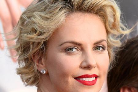 Charlize Theron liebt es, Mutter zu sein. Seit 2012 hat sie ihren Adoptivsohn Jackson Charlize Theron liebt es, Mutter zu sein. Seit 2012 hat sie ihren Adoptivsohn Jackson