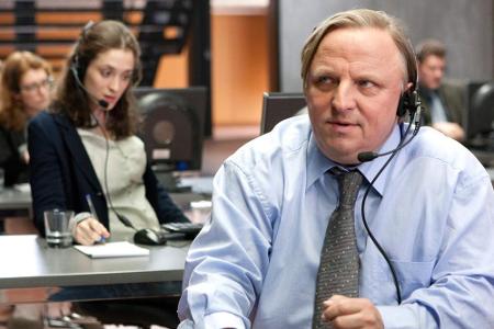 Matthias Wengeler (Axel Prahl) geht mit mäßiger Begeisterung seinem Job im Call Center nach Matthias Wengeler (Axel Prahl) geht mit mäßiger Begeisterung seinem Job im Call Center nach
