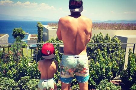 Lukas Podolski und Sohn Louis im Partner-Look Lukas Podolski und Sohn Louis im Partner-Look