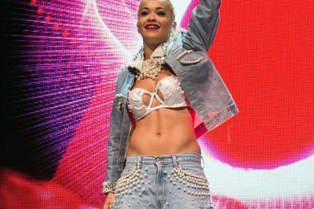 Rita Ora im Jeans-Look Rita Ora im Jeans-Look