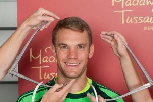 Beim sogenannten "Sitting": Manuel Neuer
