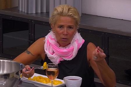 Claudia Effenberg lästert bei ihrem Kurzbesuch Claudia Effenberg lästert bei ihrem Kurzbesuch