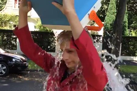 Wasser marsch: Oliver Pocher alias Angela Merkel gönnt sich eine eiskalte Dusche Wasser marsch: Oliver Pocher alias Angela Merkel gönnt sich eine eiskalte Dusche