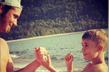 Lang ist's her: Justin Bieber rauft mit seinem Vater am Strand Lang ist's her: Justin Bieber rauft mit seinem Vater am Strand