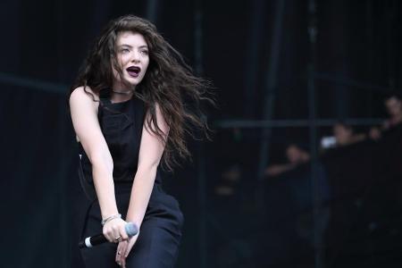 Lorde mag es auf der Bühne gerne schwarz