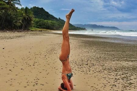 Gisele Bündchen relaxt am Strand mal eben im Kopfstand Gisele Bündchen relaxt am Strand mal eben im Kopfstand