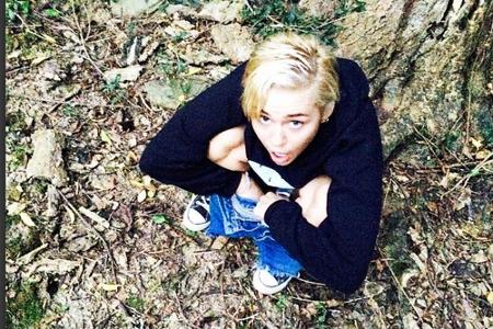 Miley Cyrus in Pinkel-Pose im Wald