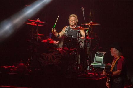 Joey Kramer, so wie ihn seine Fans am liebsten sehen: Voller Power am Schlagzeug Joey Kramer, so wie ihn seine Fans am liebsten sehen: Voller Power am Schlagzeug