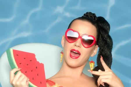 Auch Katy Perry trägt im Musik-Video zu Auch Katy Perry trägt im Musik-Video zu