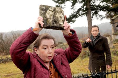 Hermine Malinckrodt (Simone von Zglinicki, l.) wird von Paul Kleinert (Felix Eitner, r.) auf dem Quedlinburger Friedhof über... Hermine Malinckrodt (Simone von Zglinicki, l.) wird von Paul Kleinert (Felix Eitner, r.) auf dem Quedlinburger Friedhof über...