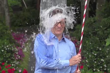 Tapfer: Bill Gates kippt sich für den guten Zweck Eiswasser über den Kopf Tapfer: Bill Gates kippt sich für den guten Zweck Eiswasser über den Kopf