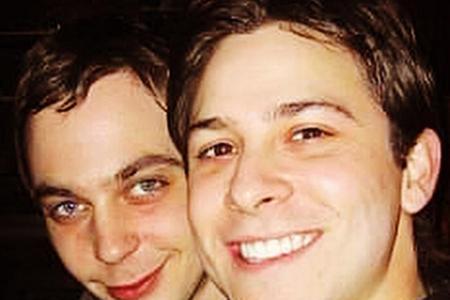 Jim Parsons (links) mit seinem Freund im Jahr 2003 Jim Parsons (links) mit seinem Freund im Jahr 2003