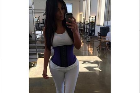 Kim Kardashian trägt ihr Korsett sogar im Fitness-Studio Kim Kardashian trägt ihr Korsett sogar im Fitness-Studio