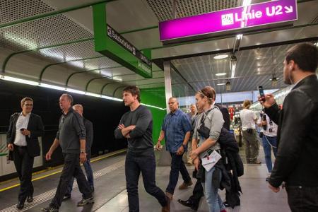 Tom Cruise inspiziert die Wiener U-Bahn, ein fotografierender Fan stört dabei nicht Tom Cruise inspiziert die Wiener U-Bahn, ein fotografierender Fan stört dabei nicht