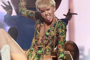 Miley Cyrus posiert gerne auf Autos