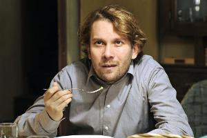 Jan (Christian Ulmen) kämpft um die Gunst seines zukünftigen Schwiegervaters und der angeheirateten Familie