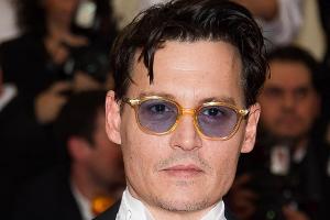 Johnny Depp steht mit seiner Tochter vor der Kamera