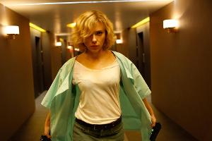"Lucy" kämpft sich an die Spitze der Kino-Charts