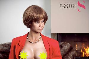 Micaela Schäfer als nackte Angela Merkel
