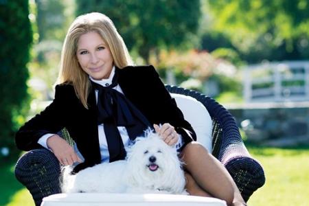 Barbra Streisand posiert mit Hündchen Samantha im Garten Barbra Streisand posiert mit Hündchen Samantha im Garten