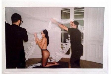 Kim Kardashian war bei der Anprobe ihres Brautkleids nur mit einer Strumpfhose bekleidet Kim Kardashian war bei der Anprobe ihres Brautkleids nur mit einer Strumpfhose bekleidet