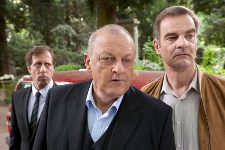 Manni (Heinrich Schafmeister, r.), Wilsberg (Leonard Lansink, M.) und Ekki (Oliver Korittke) beschatten einen Verdächtigen Manni (Heinrich Schafmeister, r.), Wilsberg (Leonard Lansink, M.) und Ekki (Oliver Korittke) beschatten einen Verdächtigen