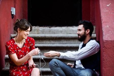 Gretta (Keira Knighley) und Dave (Adam Levine) nähern sich nach ihrer Trennung wieder an Gretta (Keira Knighley) und Dave (Adam Levine) nähern sich nach ihrer Trennung wieder an