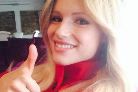Michelle Hunzicker mit Twitter-Selfie: Klingen bald die Hochzeitsglocken? Michelle Hunzicker mit Twitter-Selfie: Klingen bald die Hochzeitsglocken?