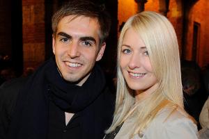 Philipp Lahm siegt und seine Claudia springt in den Pool