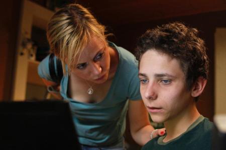 Marina Hof (Katharina Marie Schubert) spricht mit ihrem Sohn Florian (Nino Böhlau). Marina Hof (Katharina Marie Schubert) spricht mit ihrem Sohn Florian (Nino Böhlau).