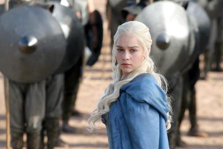 Daenerys Targaryen (Emilia Clarke) kommt in der vierten Staffel von Daenerys Targaryen (Emilia Clarke) kommt in der vierten Staffel von