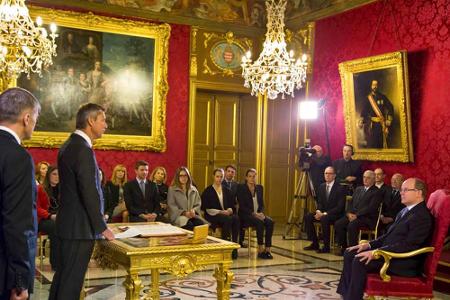 Die Geburtsturkunde für die Zwillinge ist unterzeichnet: Vater und Fürst Albert II. (re.) samt der Familienmitglieder Prinze... Die Geburtsturkunde für die Zwillinge ist unterzeichnet: Vater und Fürst Albert II. (re.) samt der Familienmitglieder Prinze...