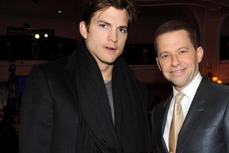 Ashton Kutcher (l.s) und Jon Cryer bei einer Veranstaltung in Beverly Hills Ashton Kutcher (l.s) und Jon Cryer bei einer Veranstaltung in Beverly Hills