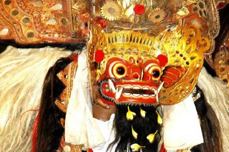 Mit Masken werden auf Bali böse Geister und Dämonen vertrieben Mit Masken werden auf Bali böse Geister und Dämonen vertrieben