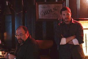 Cousin Marv (James Gandolfini) und Bob Saginowski (Tom Hardy)