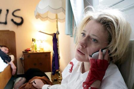 Sophie Haas (Caroline Peters) erwacht mit einem Filmriss Sophie Haas (Caroline Peters) erwacht mit einem Filmriss