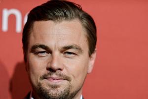 Leonardo DiCaprio verlässt Club mit 20 Frauen