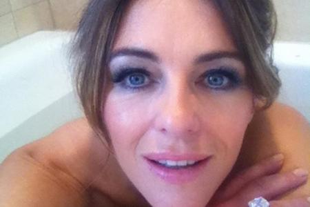 Elizabeth Hurley geschminkt in der Badewanne Elizabeth Hurley geschminkt in der Badewanne