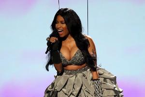 Schon wieder: Nicki Minaj zeigt im TV (zu viel) Brust