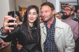 Sängerin Elif verzaubert Promis bei Wohnzimmerkonzert