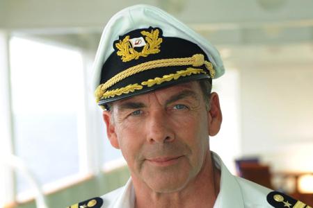Die Uniform steht ihm gut: Sascha Hehn als Die Uniform steht ihm gut: Sascha Hehn als