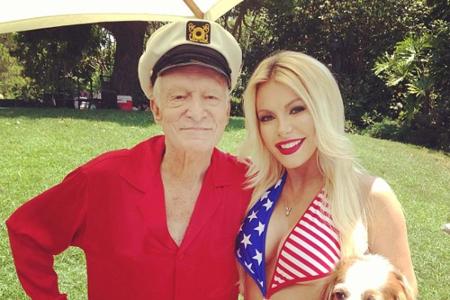 Hugh Hefner genießt sein Leben - ob beim Filmabend oder hier in der Sommerfrische mit Ehefrau Crystal Hugh Hefner genießt sein Leben - ob beim Filmabend oder hier in der Sommerfrische mit Ehefrau Crystal