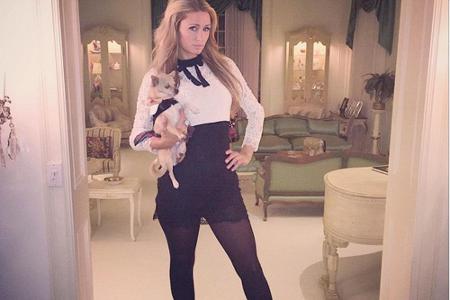 Ungewohnt schlicht präsentiert sich Paris Hilton zur Weihnachtszeit Ungewohnt schlicht präsentiert sich Paris Hilton zur Weihnachtszeit