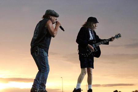 Brian Johnson (li.) und Angus Young bei einem Auftritt in Dresden Brian Johnson (li.) und Angus Young bei einem Auftritt in Dresden