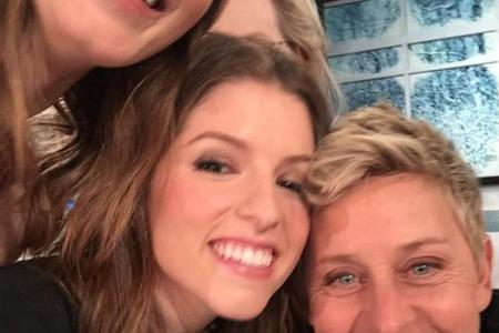 Von Meryl Streep sieht man hinter dem Kopf von Anna Kendrick (l) die Stirn Von Meryl Streep sieht man hinter dem Kopf von Anna Kendrick (l) die Stirn