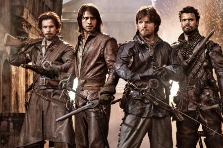 Die Musketiere (von links nach rechts): Aramis (Santiago Cabrera), D'Artagnan (Luke Pasqualino), Athos (Tom Burke) und Porth... Die Musketiere (von links nach rechts): Aramis (Santiago Cabrera), D'Artagnan (Luke Pasqualino), Athos (Tom Burke) und Porth...